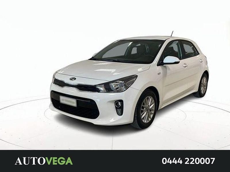 Usata Kia Rio 82 CV (60 kW) 2020 Bianco pastello Berlina
