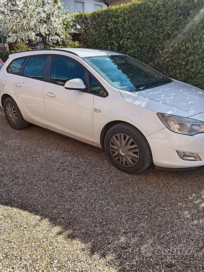 Usata Opel Astra 110 CV (80 kW) 2012 Bianco Station wagon