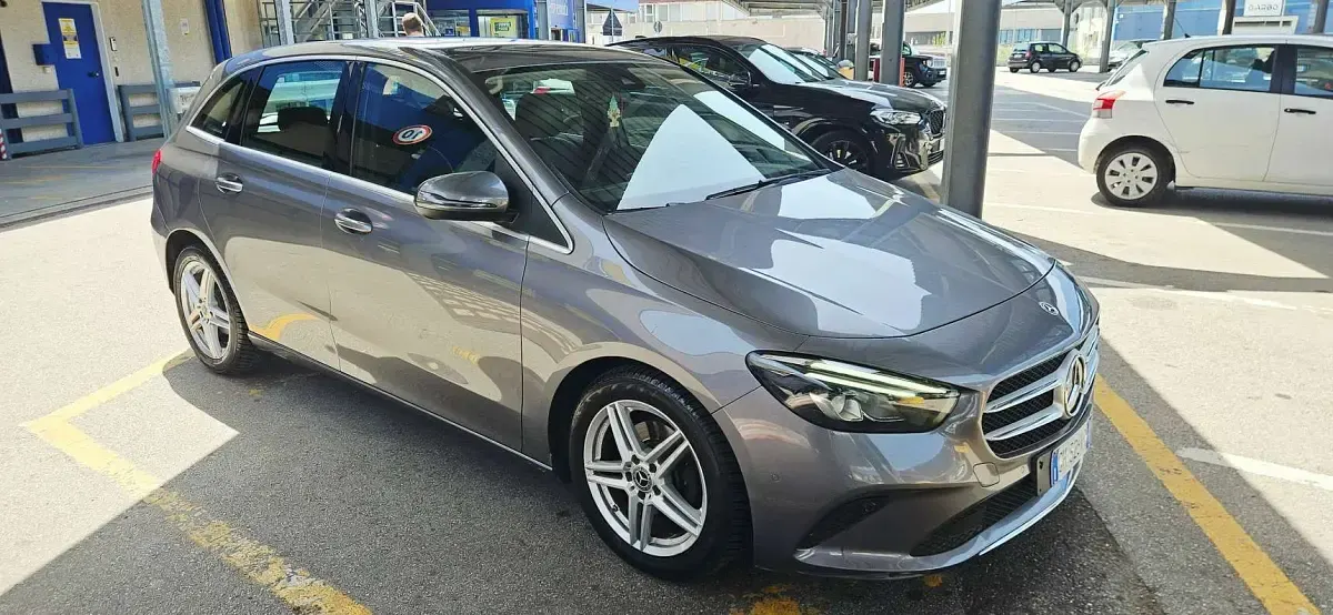 Usata Mercedes B180 Elegance 116 CV (85 kW) 2020 Grigio Utilitaria