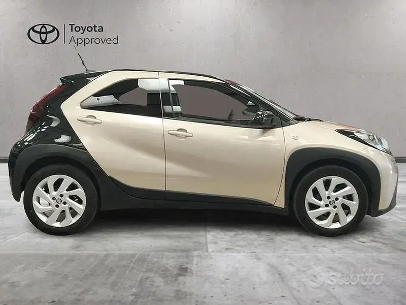 Usata Toyota Aygo X Trend 72 CV (52 kW) 2022 Beige SUV