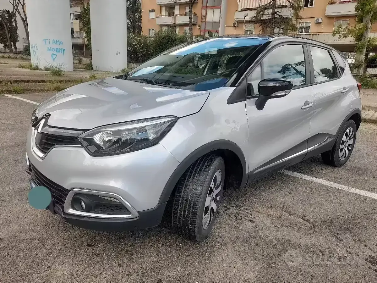 Usado Renault Captur Zen 90 CV (66 kW) 2017 Gris SUV