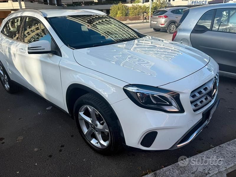 Usata Mercedes GLA200 Business 163 CV (119 kW) 2019 Bianco SUV