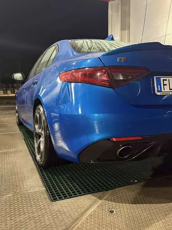 Usata Alfa Romeo Giulia Veloce 211 CV (155 kW) 2017 Blu/azzurro Berlina