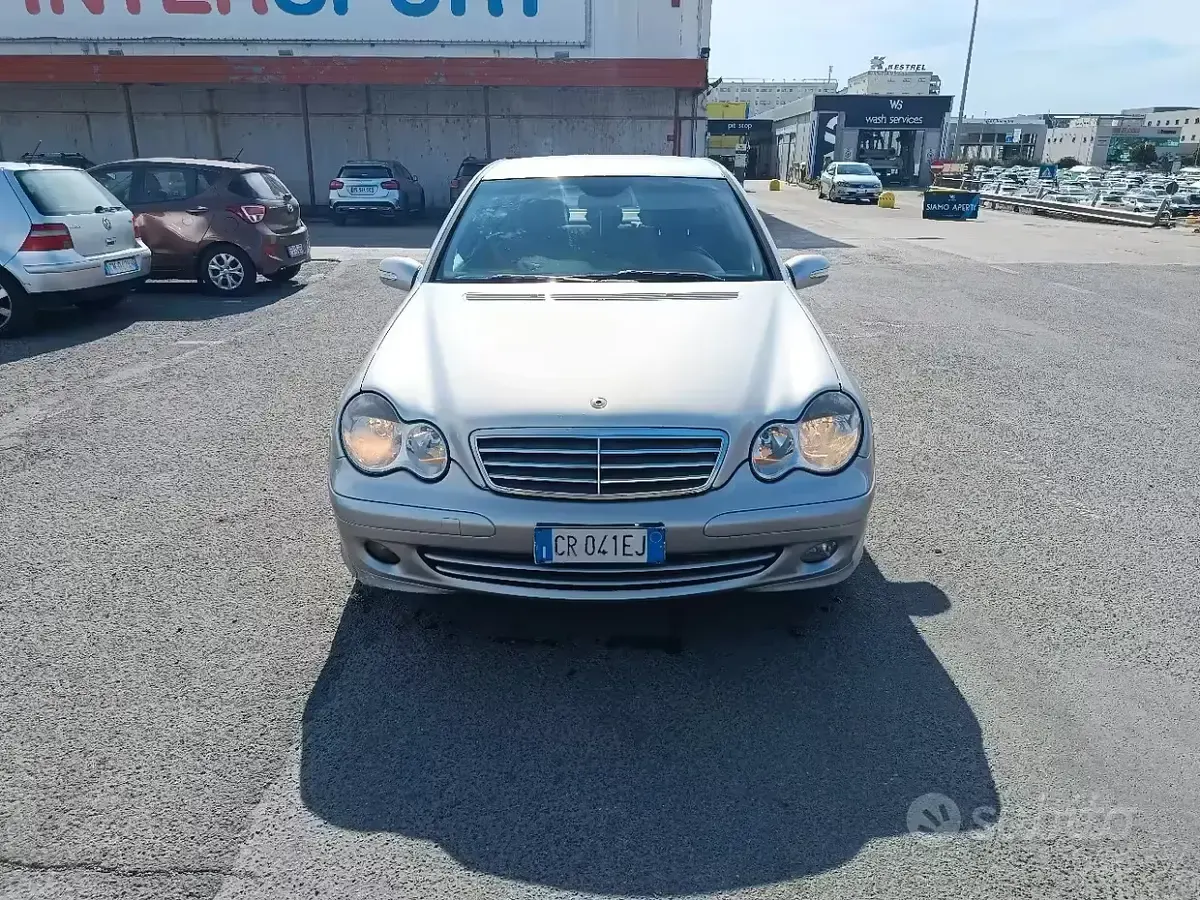 Usata Mercedes C220 150 CV (110 kW) 2004 Grigio Berlina