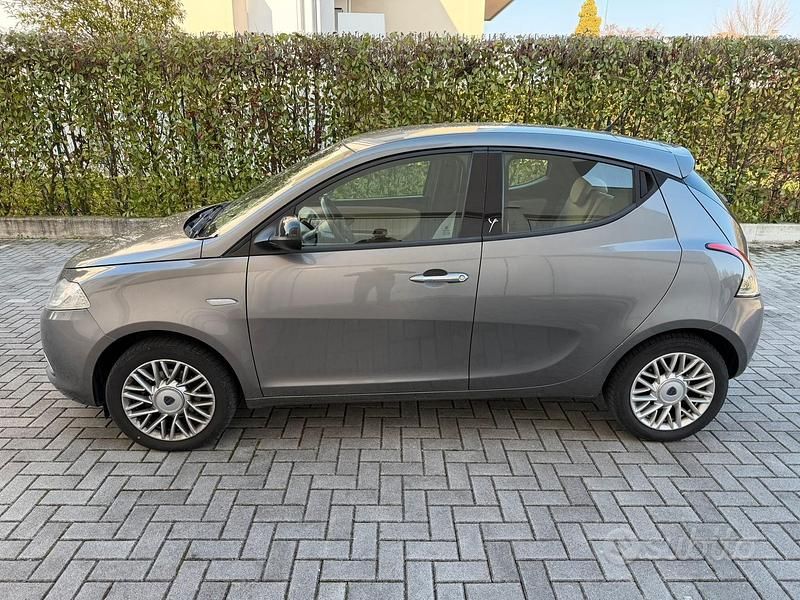 Usata Lancia Ypsilon Gold 95 CV (69 kW) 2014 Grigio Utilitaria