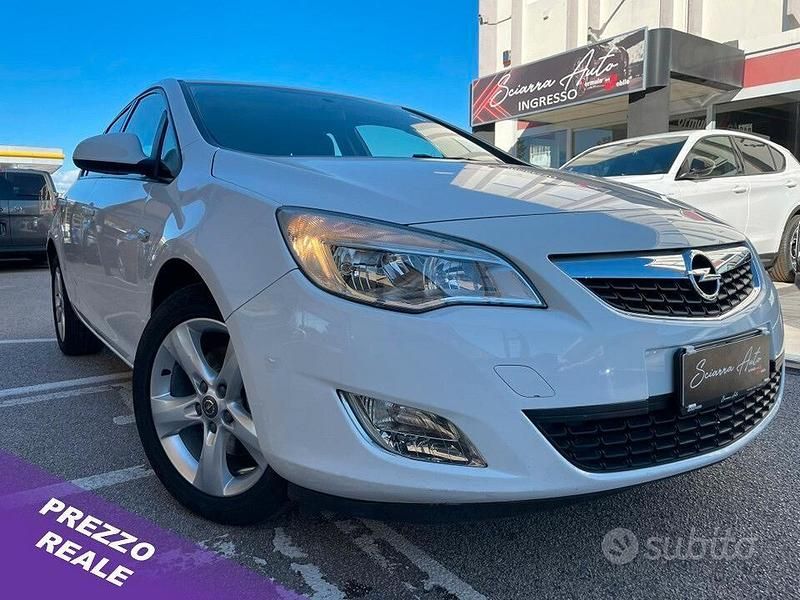 Bianco Usata 2011 Opel Astra Tre volumi | 4900 € (Buon prezzo) - Immagine 1/4