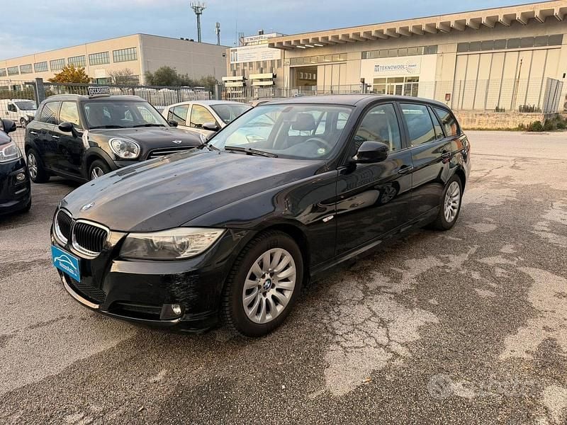 Usata BMW 318 143 CV (105 kW) 2009 Nero Station wagon