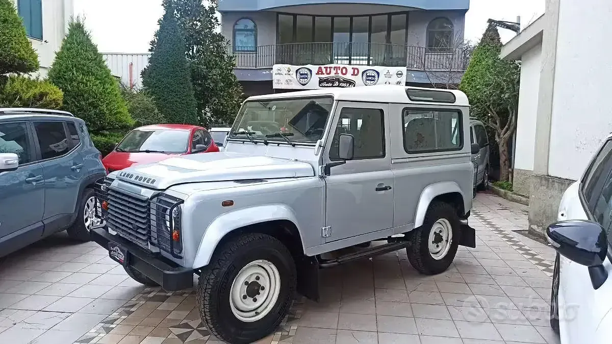 Käytetty Land Rover Defender SE 122 HP (89 kW) 2010 Katumaasturi