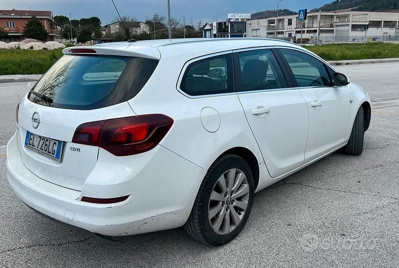 Usata Opel Astra 110 CV (80 kW) 2012 Bianco Station wagon