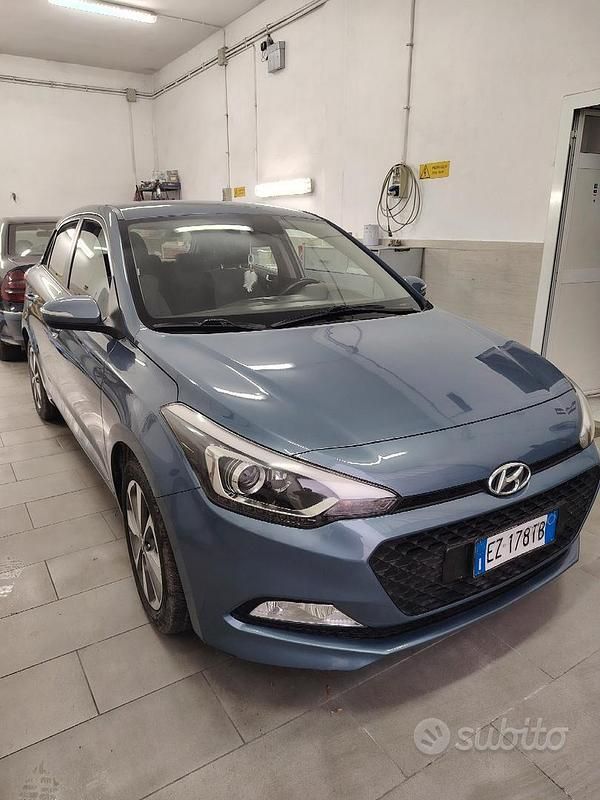 Usata Hyundai i20 Style 75 CV (55 kW) 2015 Grigio Utilitaria