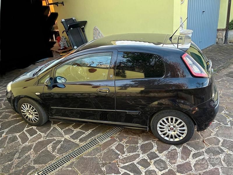 Usata Fiat Punto 95 CV (69 kW) 2012 Nero Berlina