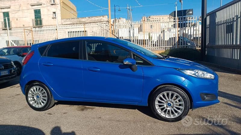 Usata Ford Fiesta Titanium 75 CV (55 kW) 2013 Blu Berlina