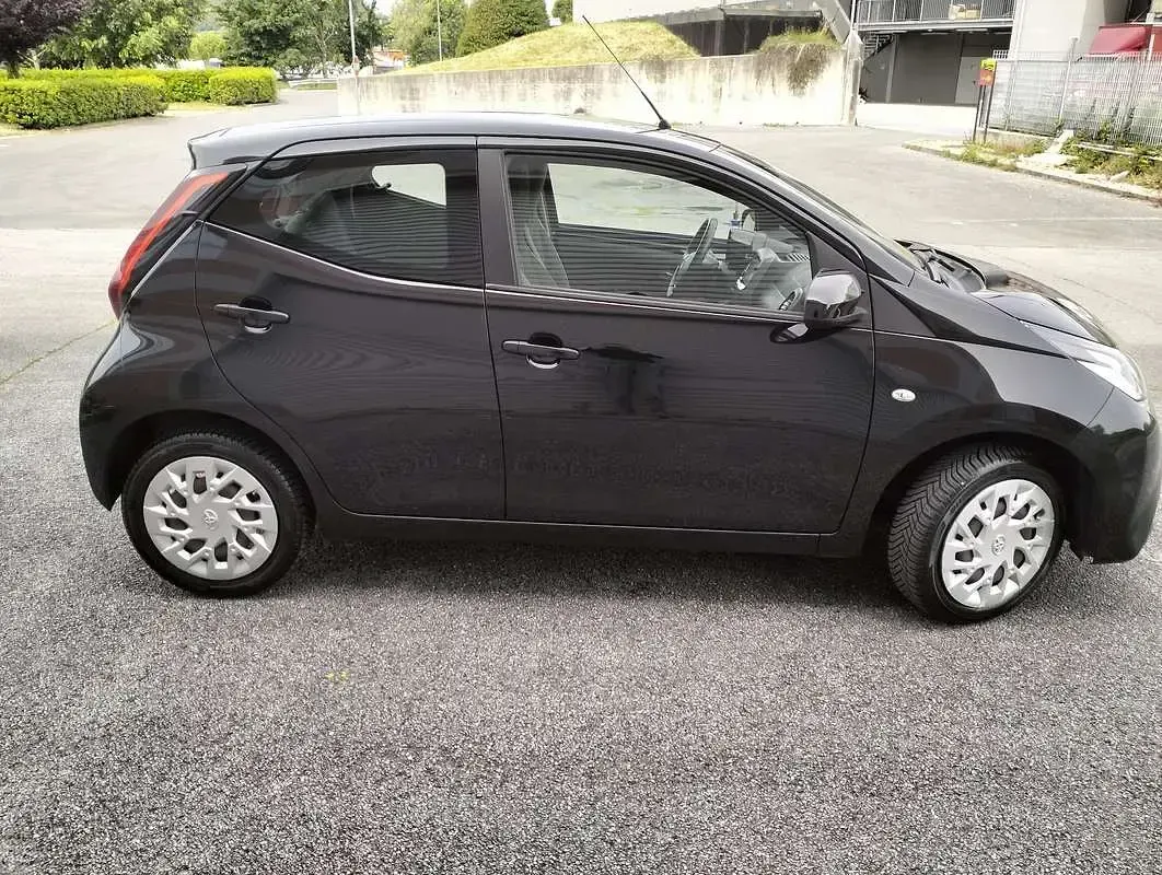 Usado Toyota Aygo X-play 72 HP (52 kW) 2021 Preto Citadino