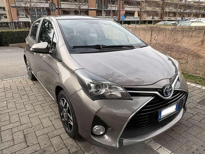 Usata Toyota Yaris Hybrid Active 75 CV (55 kW) 2015 Marrone Berlina
