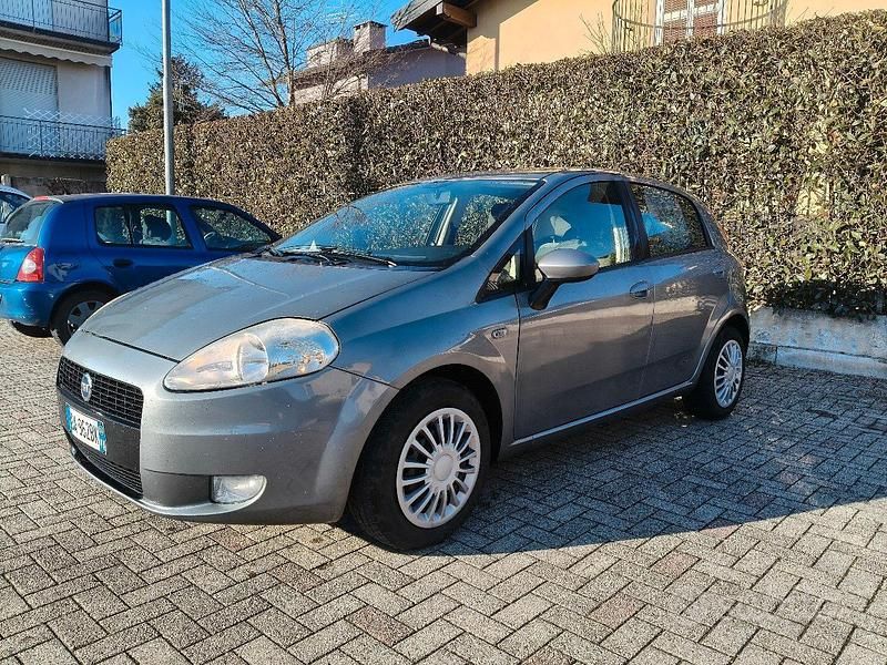 Grigio Usata 2006 Fiat Grande Punto Due volumi | 3000 € (Buon prezzo) - Immagine 1/4