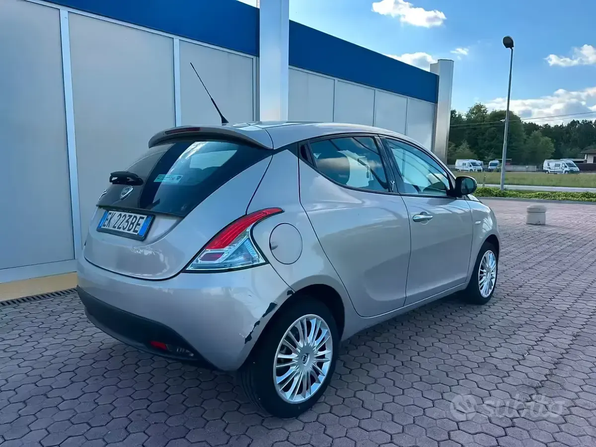 Usata Lancia Ypsilon 95 CV (69 kW) 2011 Grigio Utilitaria