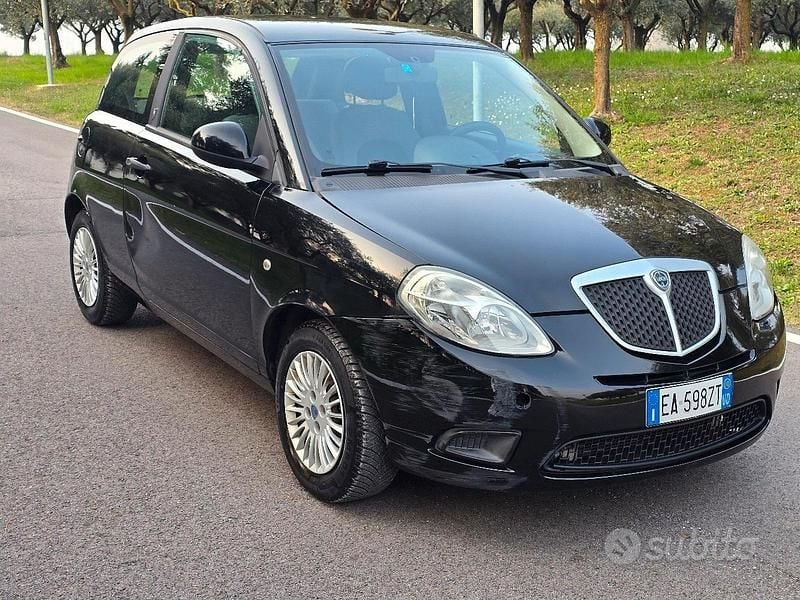 Usata Lancia Ypsilon 60 CV (44 kW) 2010 Nero Utilitaria