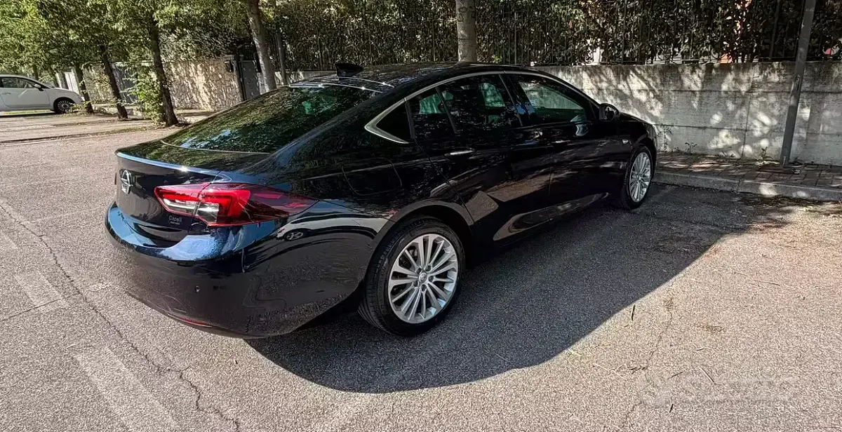 Usata Opel Insignia 136 CV (100 kW) 2017 Bluazzurro Berlina