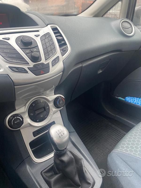 Usata Ford Fiesta Titanium 70 CV (51 kW) 2010 Grigio Utilitaria