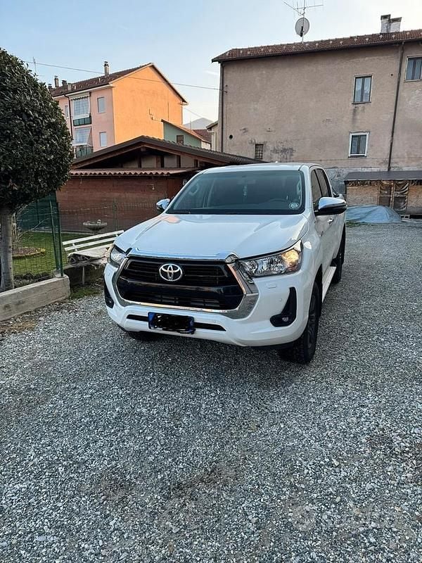 Usata Toyota HiLux 150 CV (110 kW) 2024 Bianco Pick-up