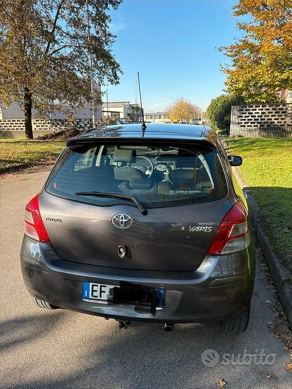Usata Toyota Yaris 100 CV (73 kW) 2011 Grigio Berlina