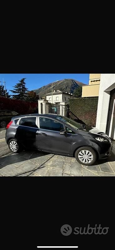 Usata Ford Fiesta Titanium 68 CV (50 kW) 2010 Grigio Utilitaria
