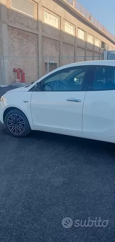 Usata Lancia Ypsilon 69 CV (50 kW) 2021 Bianco Utilitaria
