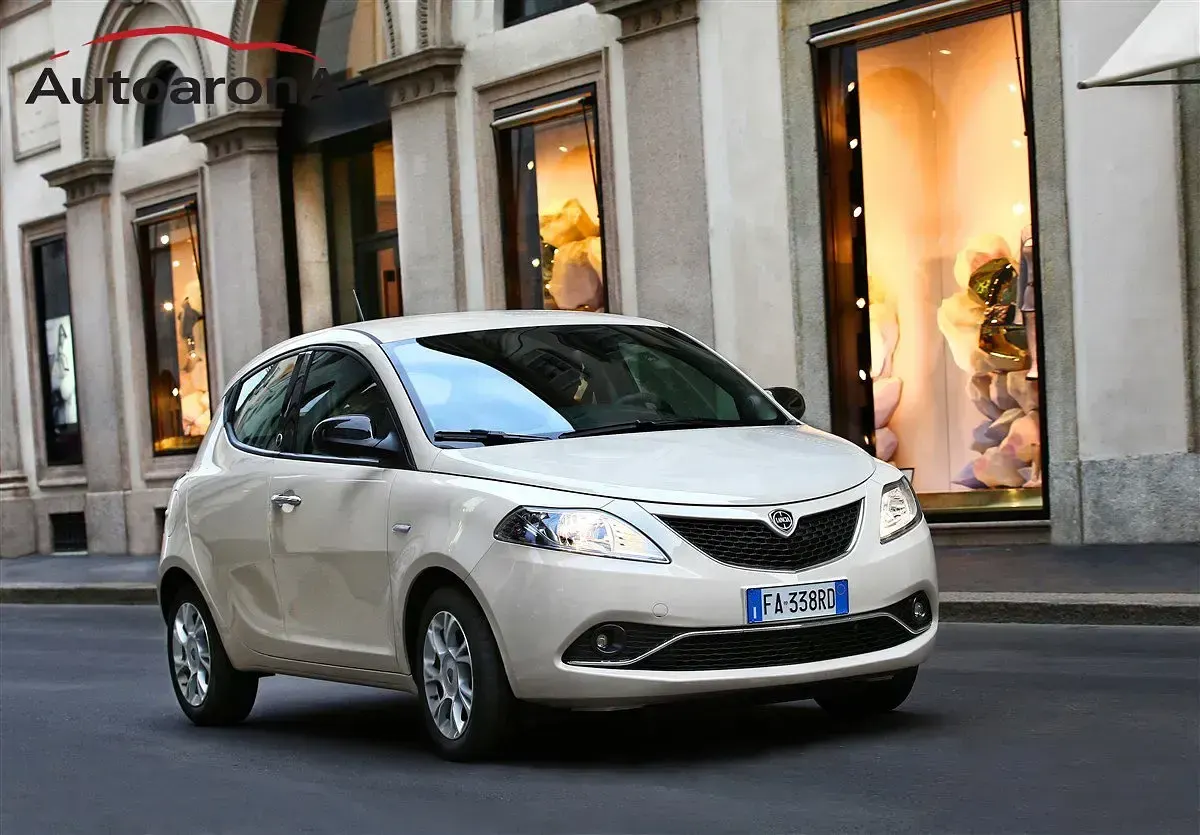 Usata Lancia Ypsilon 69 CV (50 kW) 2016 Grigio argento met. Utilitaria