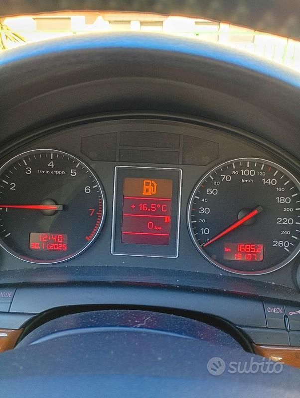 Usata Audi A4 102 CV (75 kW) 2004 Blu Berlina