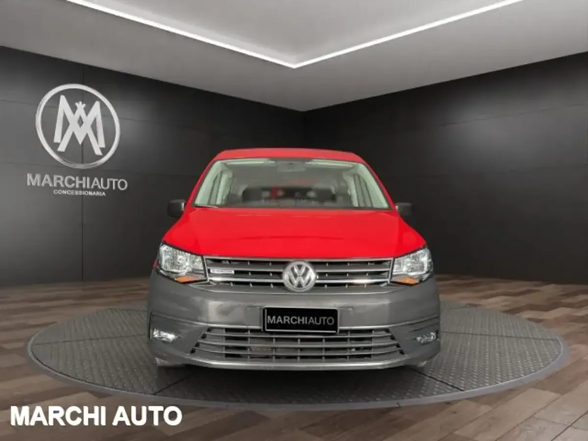 Usata VW Caddy Trendline 102 CV (75 kW) 2017 Rosso pastello Monovolume