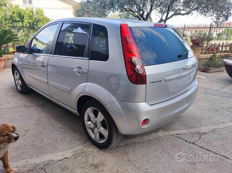 Usata Ford Fiesta 90 CV (66 kW) 2008 Grigio Utilitaria