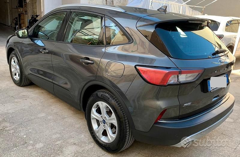Usado Ford Kuga 120 CV (88 kW) 2021 Gris SUV