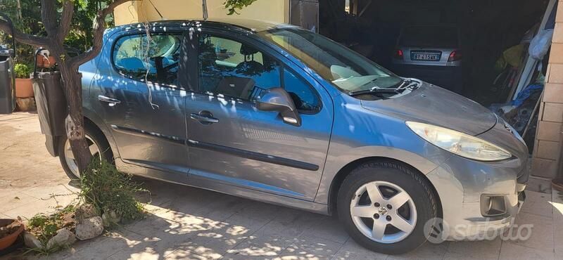 Grigio Usata 2009 Peugeot 207 Due volumi | 3500 € (Buon prezzo) - Immagine 1/4