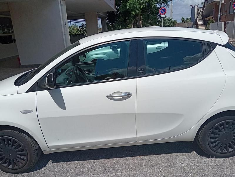 Usata Lancia Ypsilon 69 CV (50 kW) 2021 Bianco Utilitaria
