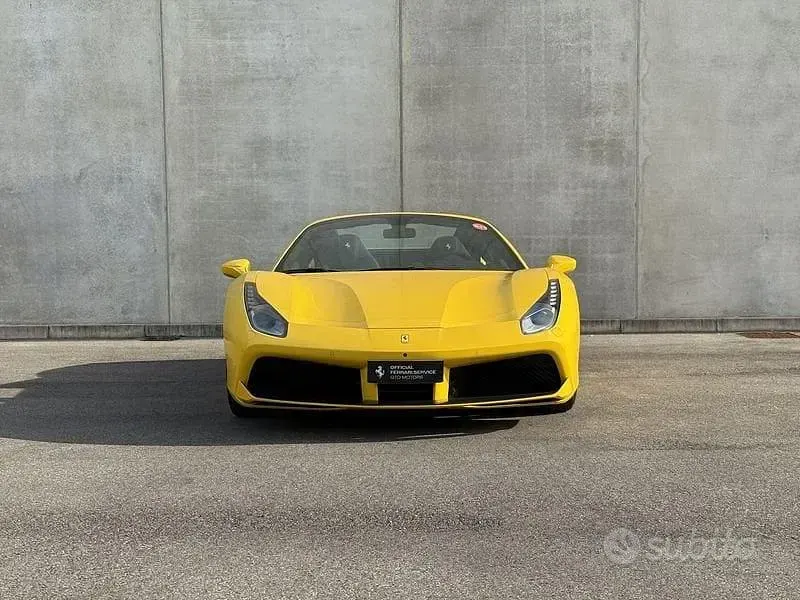 Usata Ferrari 488 669 CV (492 kW) 2019 Giallo Cabrio