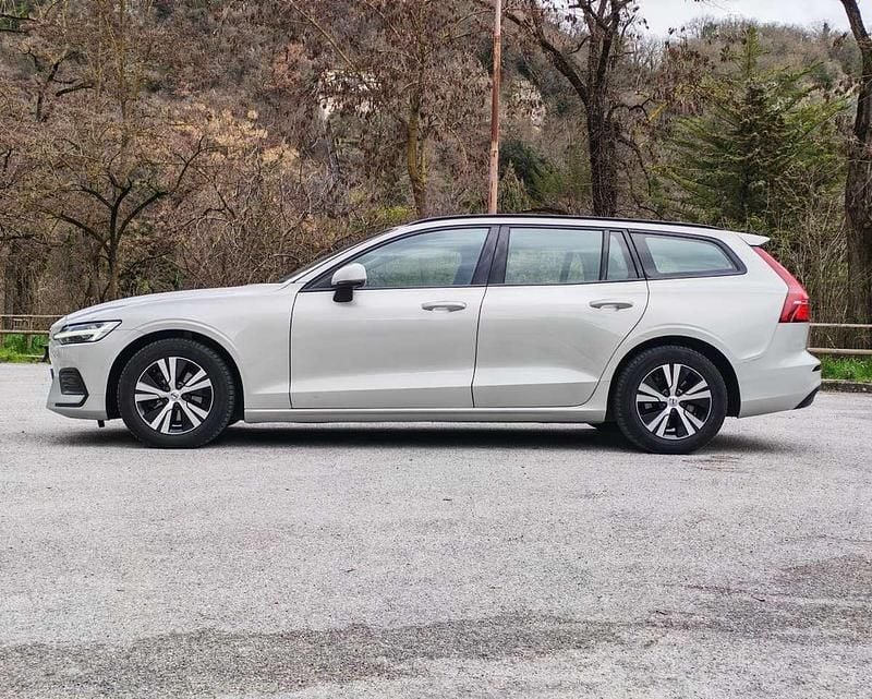 Usata Volvo V60 Business Edition 150 CV (110 kW) 2019 Verde Station wagon