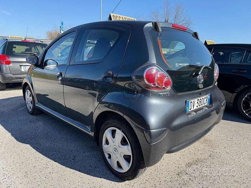 Usata Toyota Aygo 68 CV (50 kW) 2009 Grigio Utilitaria