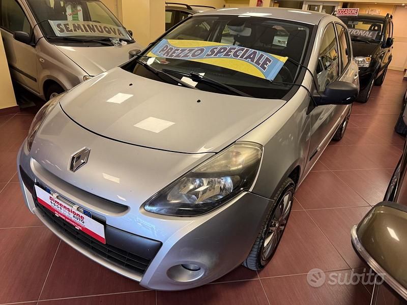 Usata Renault Clio II Dynamique 75 CV (55 kW) 2011 Grigio Berlina