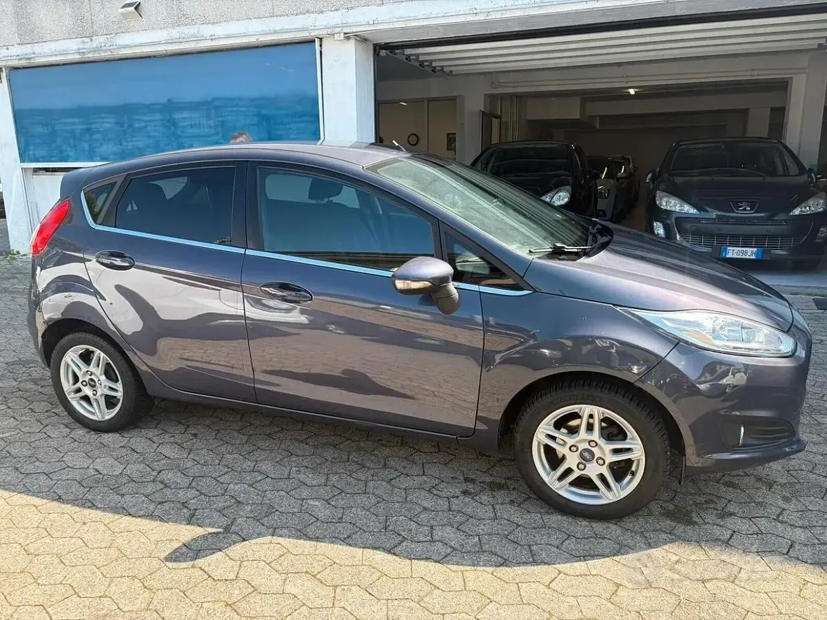 Begagnad Ford Fiesta Business Edition 97 HK (71 kW) 2013 Grå Halvkombi