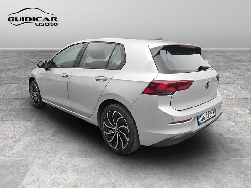 Usata VW Golf VIII Life 110 CV (80 kW) 2020 Argento Berlina