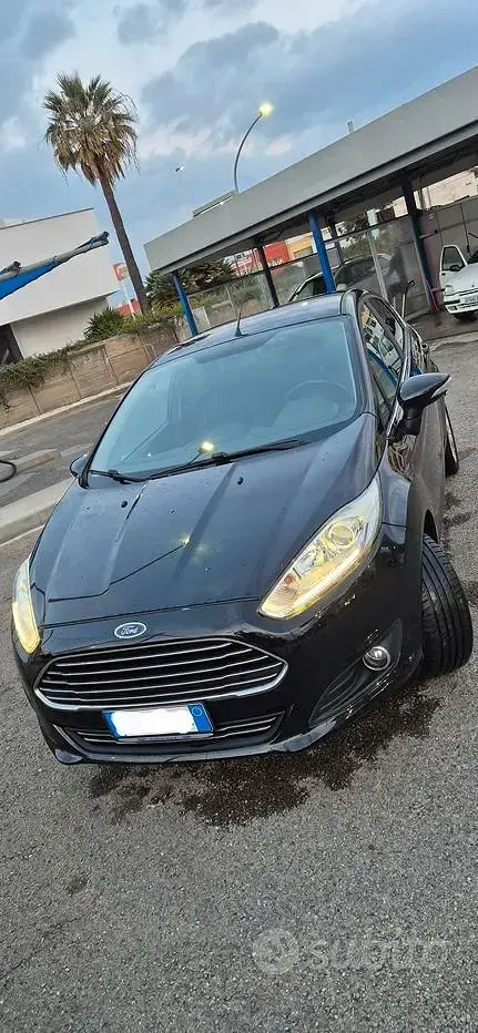 Begagnad Ford Fiesta 97 HK (71 kW) 2015 Svart Halvkombi