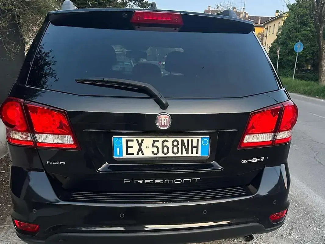 Usata Fiat Freemont Lounge 170 CV (125 kW) 2014 Nero SUV