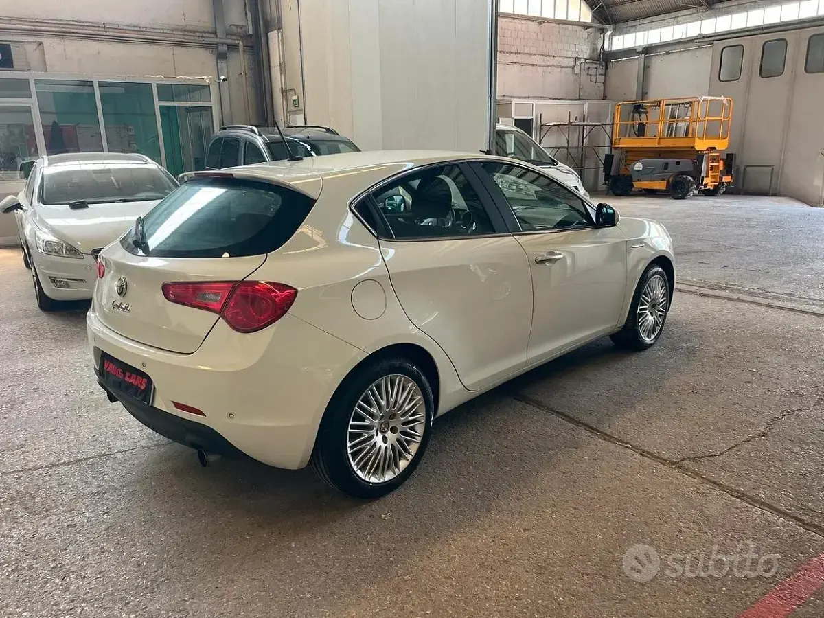 Usata Alfa Romeo Giulietta 105 CV (77 kW) 2011 Bianco Utilitaria