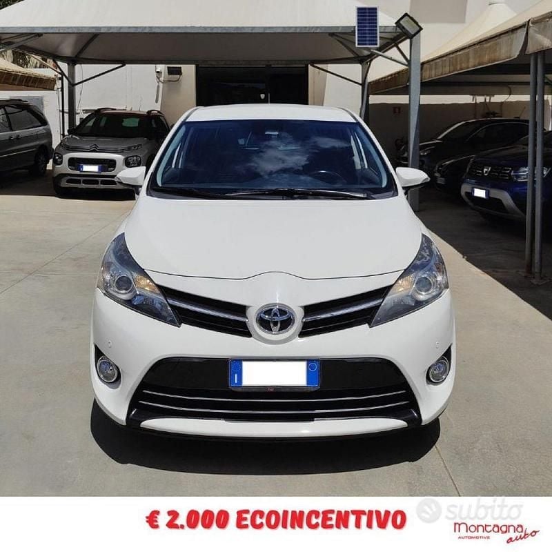 Bianco Usata 2017 Toyota Verso Active Monovolume | 9800 € (Cara) - Immagine 1/4