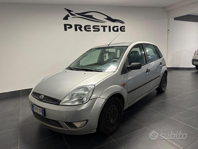 Grigio Usata 2003 Ford Fiesta Tre volumi | 1150 € (Buon prezzo) - Immagine 1/4