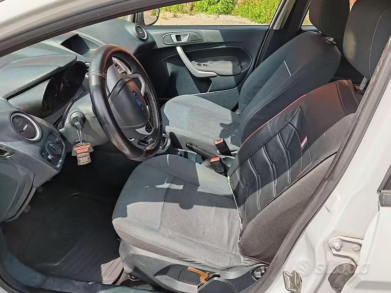 Usata Ford Fiesta 70 CV (51 kW) 2012 Bianco Utilitaria