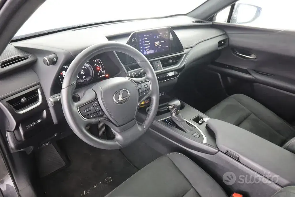 Usata Lexus UX 152 CV (111 kW) 2024 Grigio SUV