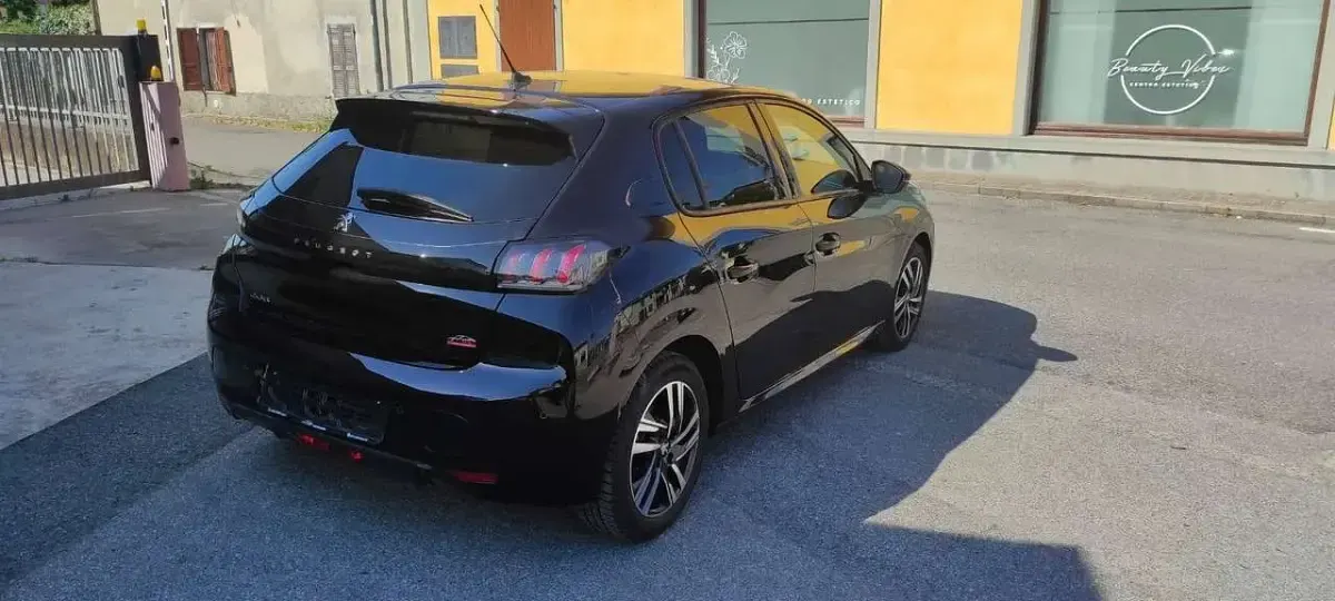 Usata Peugeot 208 Allure 101 CV (74 kW) 2022 Nero Utilitaria