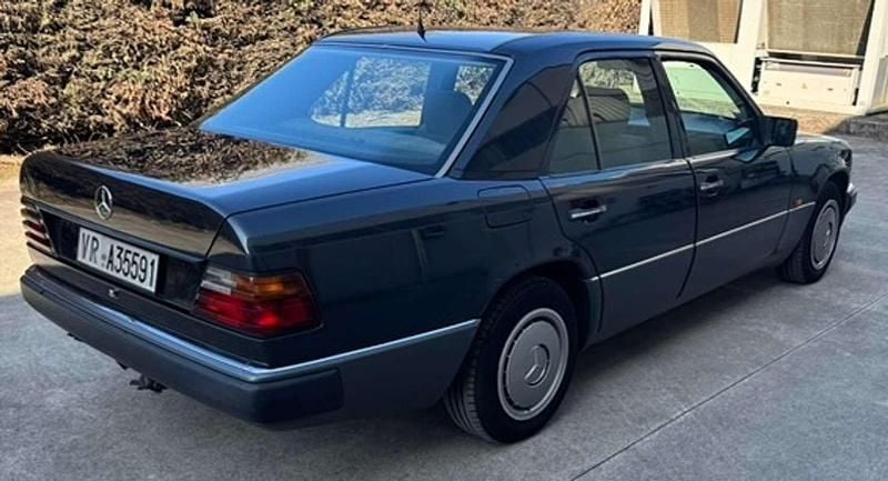 Usata Mercedes E250 126 CV (92 kW) 1992 Nero Berlina