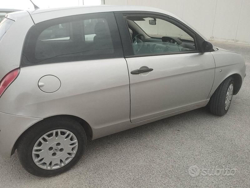 Usata Lancia Ypsilon 75 CV (55 kW) 2006 Grigio Utilitaria
